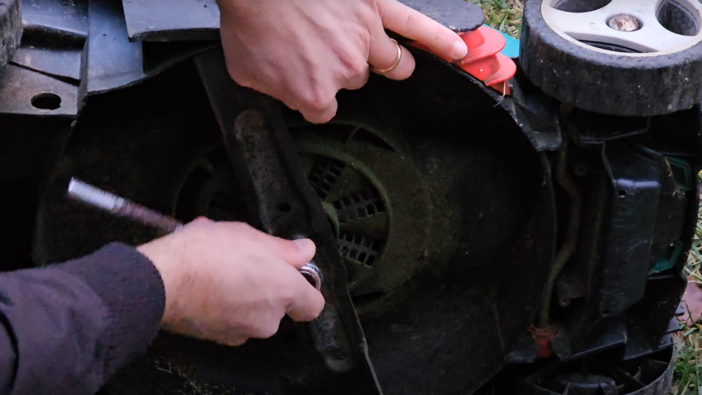 Tagliaerba a Batteria - Affilare le lame periodicamente 1