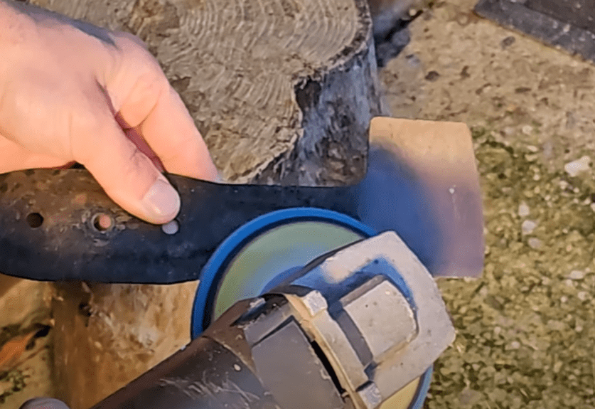 Tagliaerba a batteria - Affilare le lame periodicamente 3