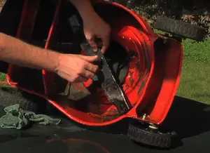 Tagliaerba a Batteria Pulizia regolare del piatto di taglio 2