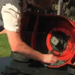 Tagliaerba a Batteria Pulizia regolare del piatto di taglio 3